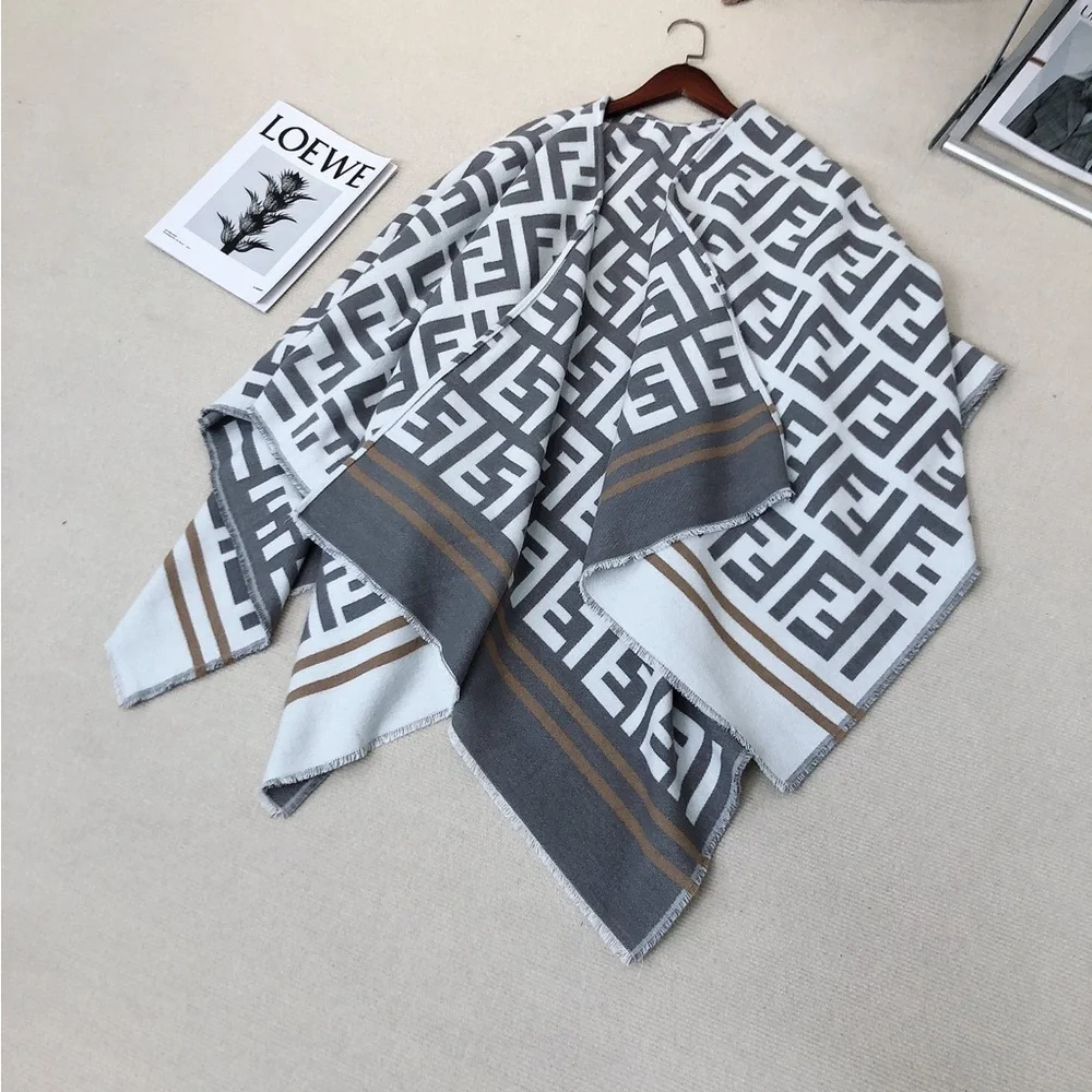 Fendi shawl cape
Specifications: 140cm*140CM scarf - Picture 4 of 5